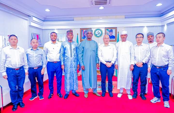 Middle: Governor Abdullahi A. Sule and  He-Ruchui, flanked by the delegation of Nizhong Mining Company at the Government House, Lafia, Nasarawa State