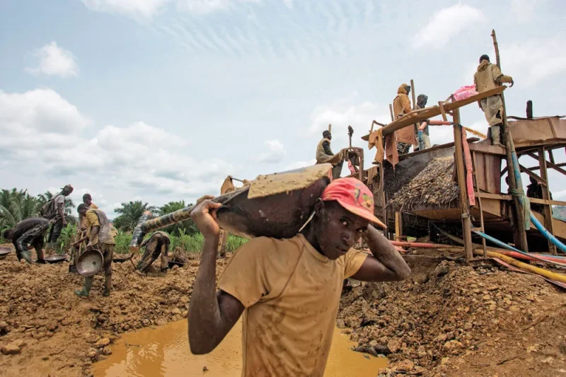 Mining and Oil Dependency Impedes Job Creation in Ghana, Experts Say