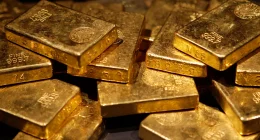 Dollar Sinks, Gold Soars Amid Trump’s Tariff Offensive and Fed Clash