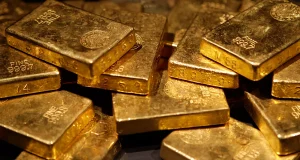 Dollar Sinks, Gold Soars Amid Trump’s Tariff Offensive and Fed Clash